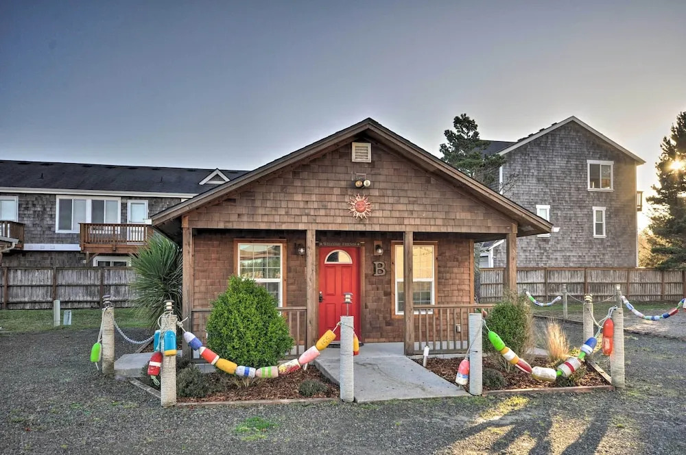 Coastal Retreat in Long Beach: Walk to Attractions
