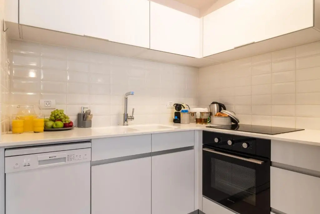Luxury One-Bedroom Apartment/parking in city center