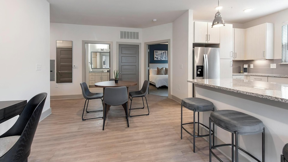 Landing Apartments Near Autumnwood