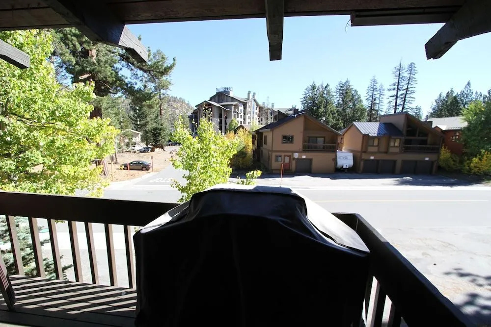 Mammoth Eastate 125 by RedAwning