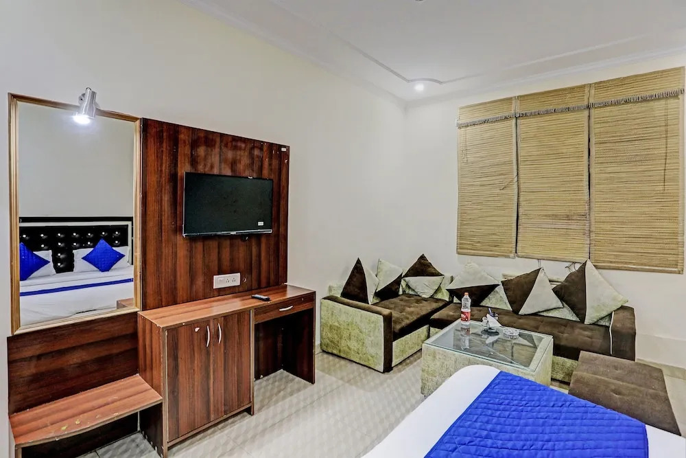 Roomshala 020 Hotel Black Stone