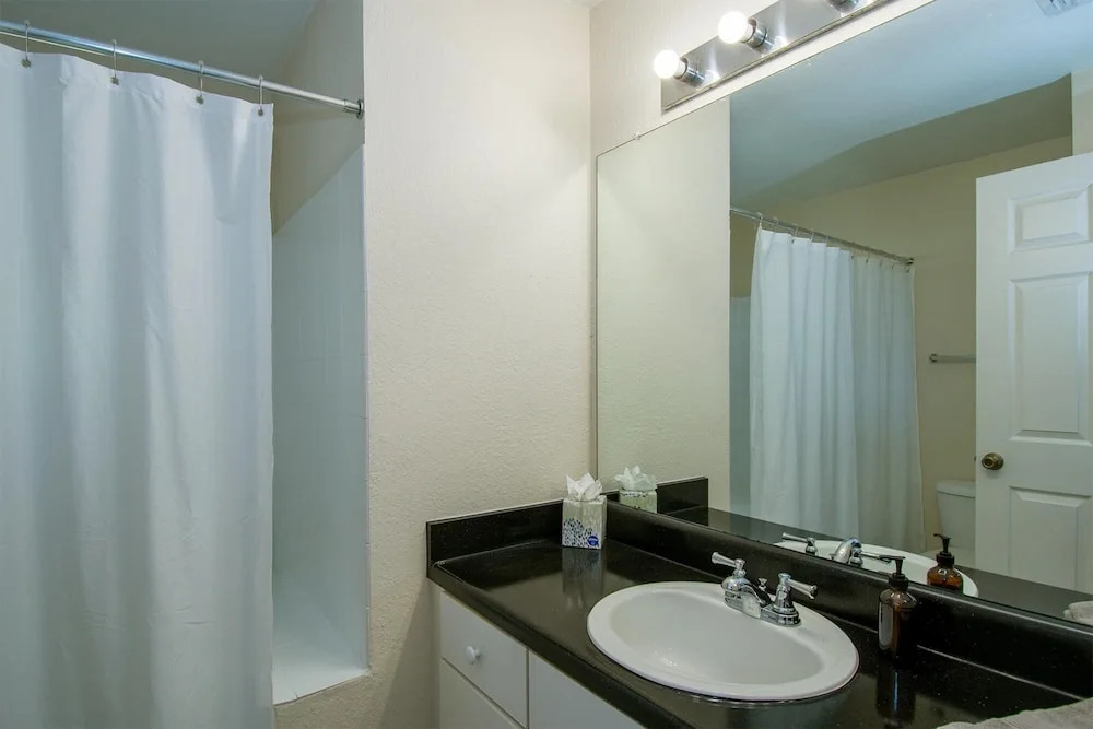 Delightful, Refurbished Apt! Everything you need!