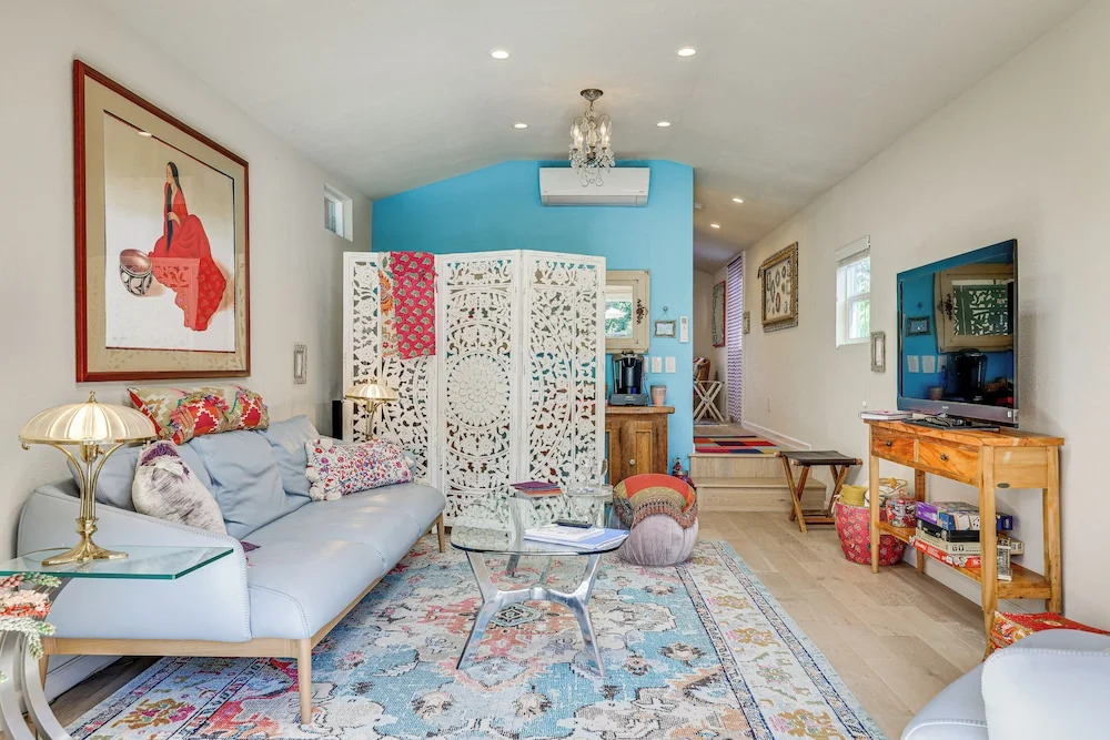 Romantic Casita w/ Garden + Deck 2 Miles to Plaza!