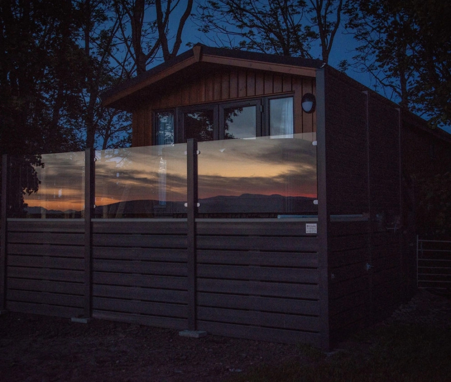 Super King Lodge-sleeps 2-hottub-sea View