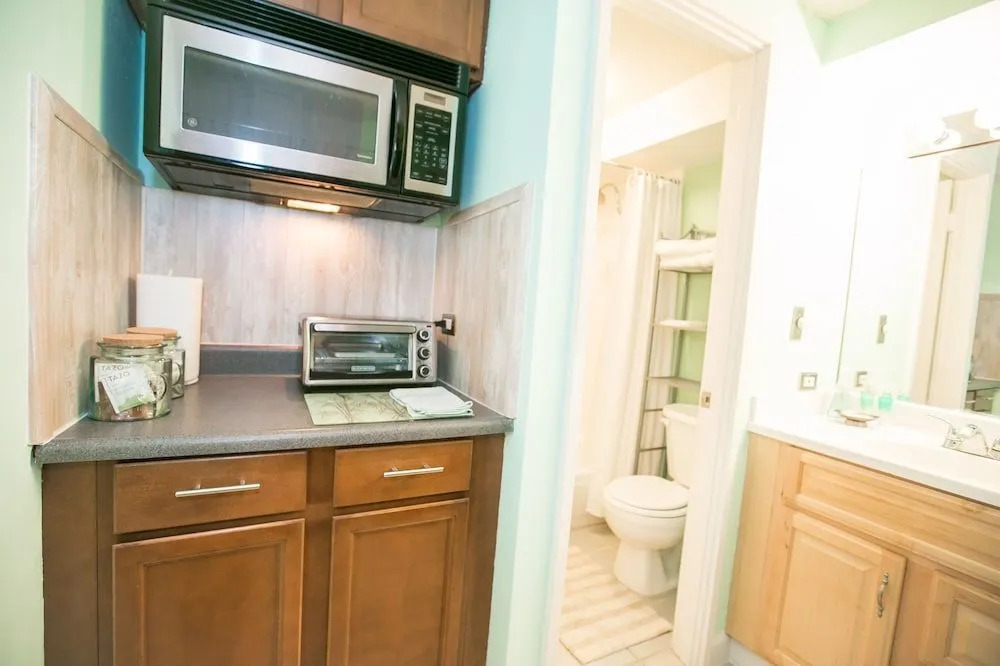 Charming Kuhio Village Studio