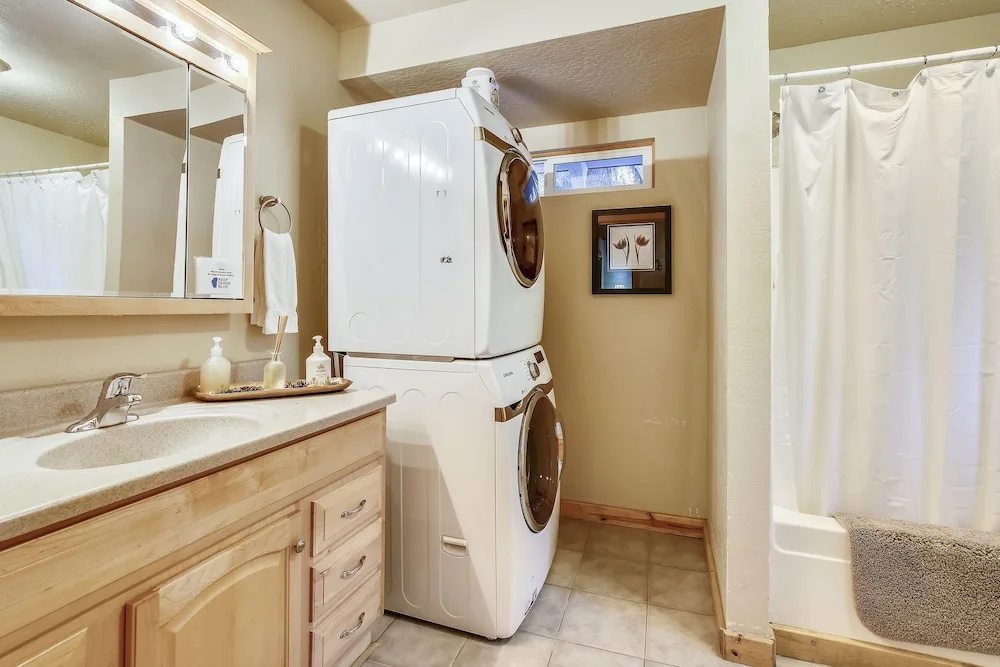 Book Now! 1 Min To Heavenly, 5 Min To Casinos & Lake! 4 Bedroom Cabin