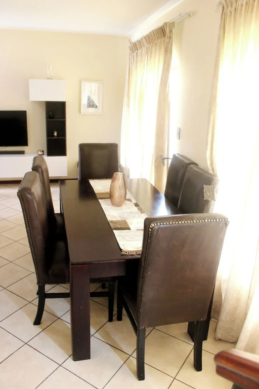 Cozy 3 Bed Duplex ,sleeps 6 With Double Bathroom