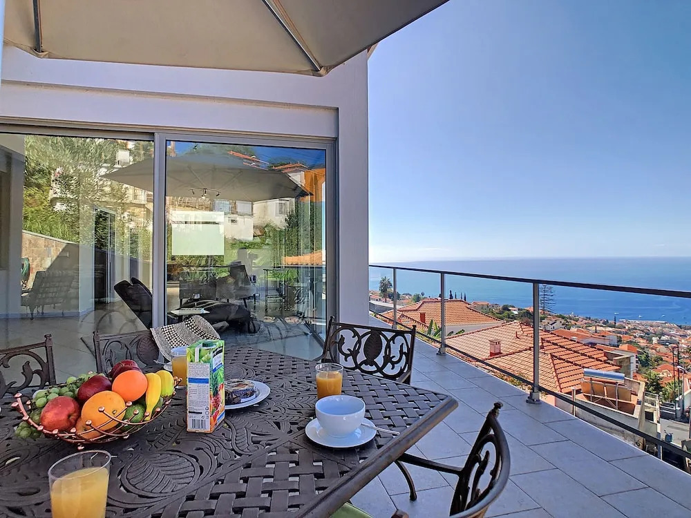 Villa Moniz by LovelyStay