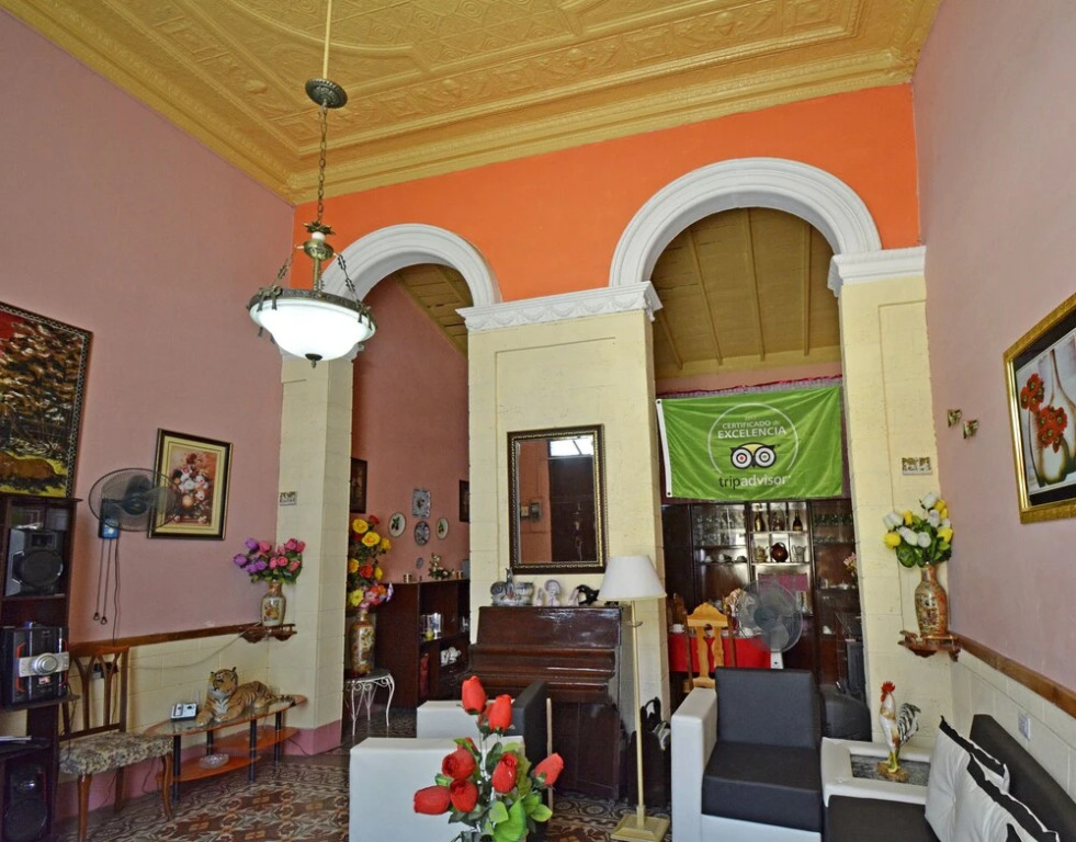 Cadena Hostal Roberto Carlos