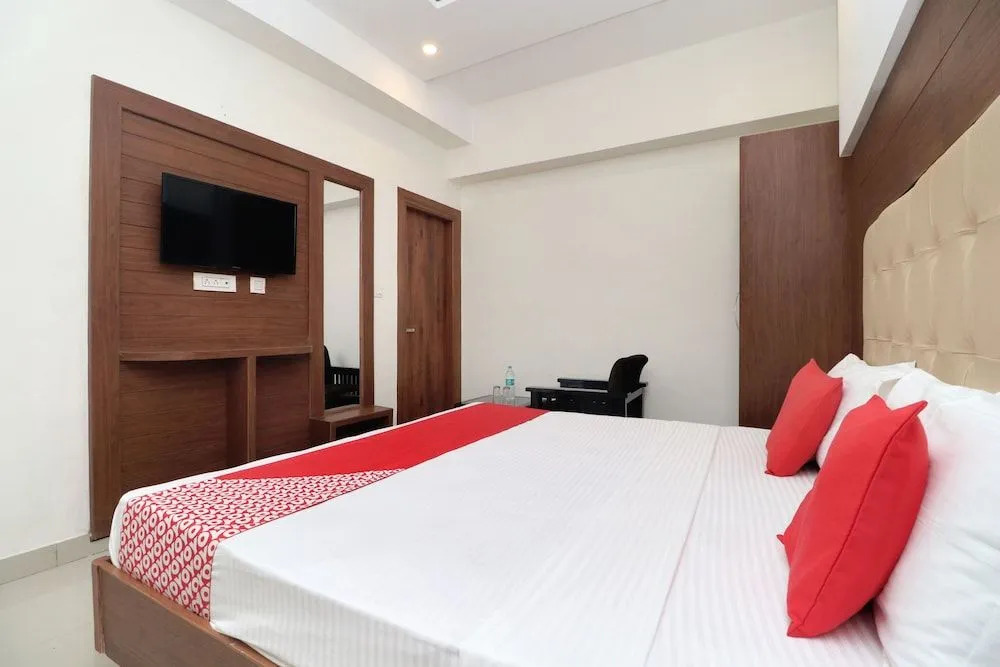 Oyo 18504 Hotel Safari