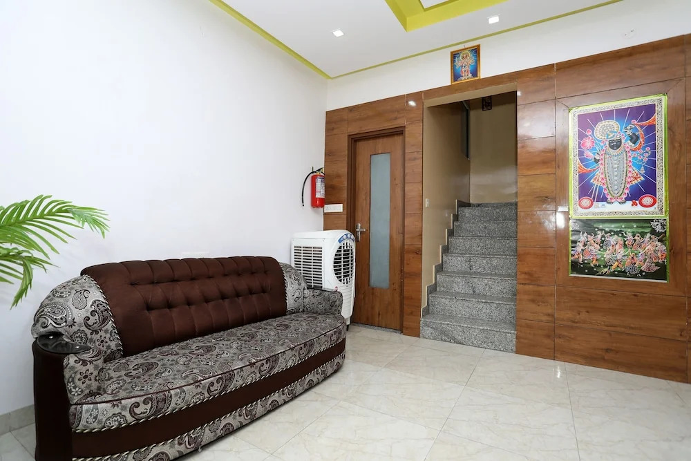 OYO 10228 Hotel Chandramouli