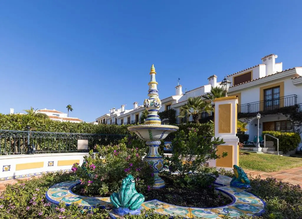 042 Classic 2 Bed Andalusian Townhouse 500m From Beach