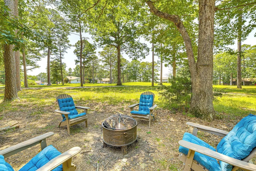 Chic Farmhouse, 3Mi to Lake-pet Friendly & Golfing