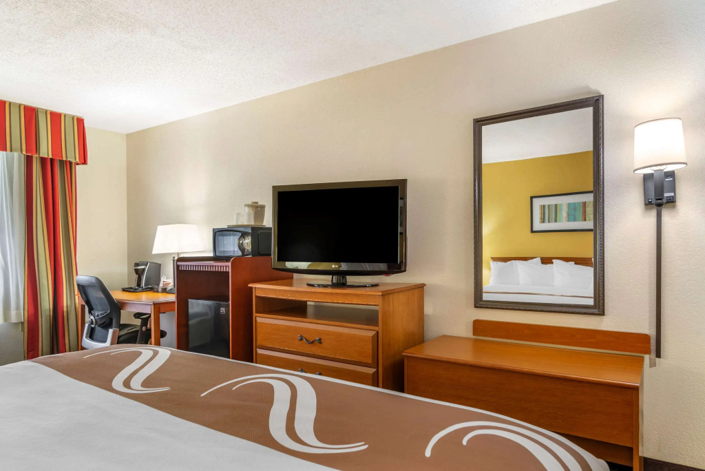 Quality Inn Fayetteville Near Historic Downtown Square