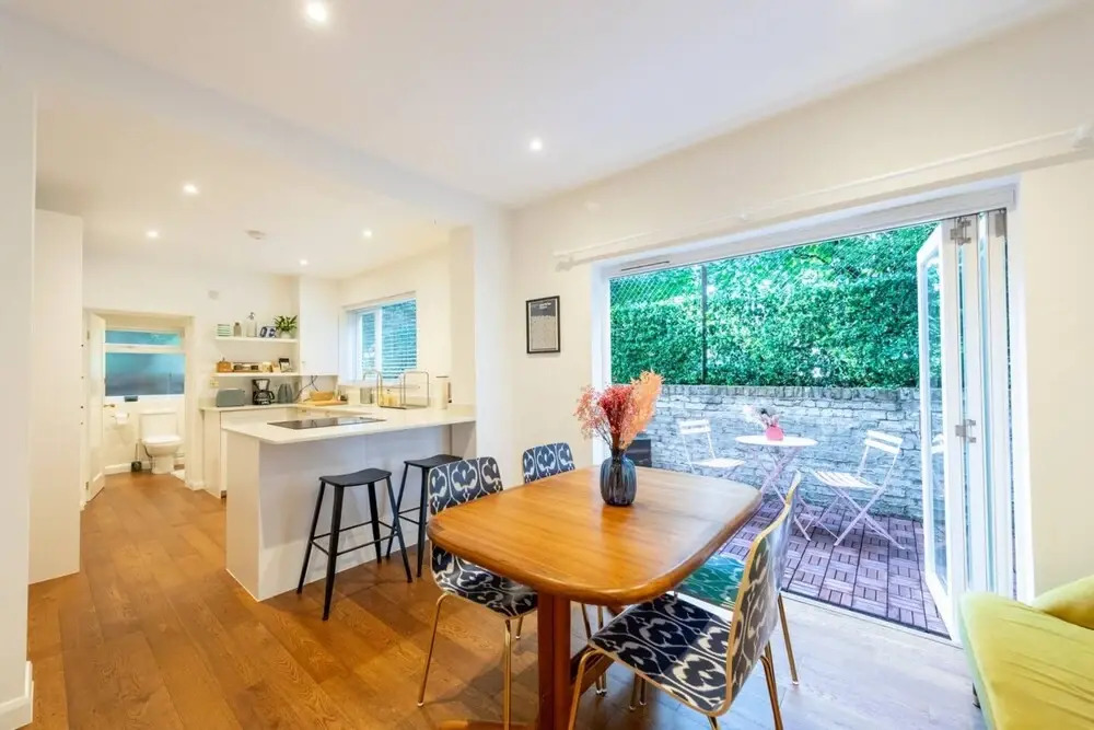 Charming 1 Bedroom Apartment in Shepherds Bush With Patio Area