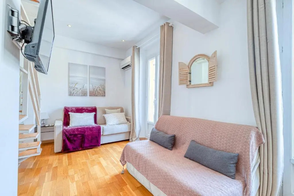 Massena Street - 1 Bdr Duplex with AC & Parking