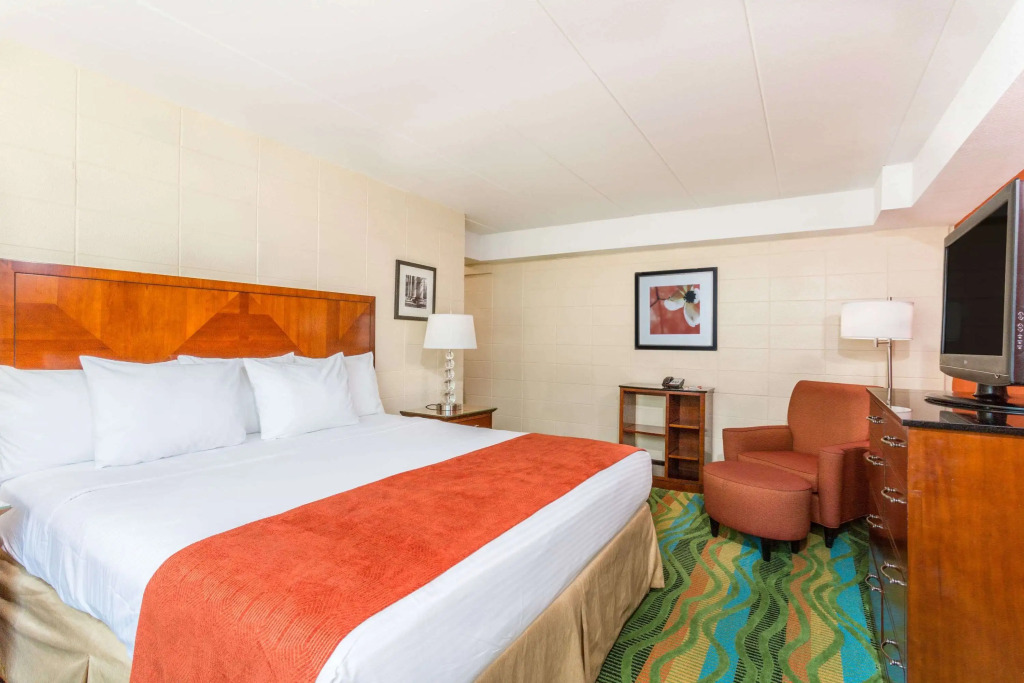 Howard Johnson by Wyndham Virginia Beach At The Beach