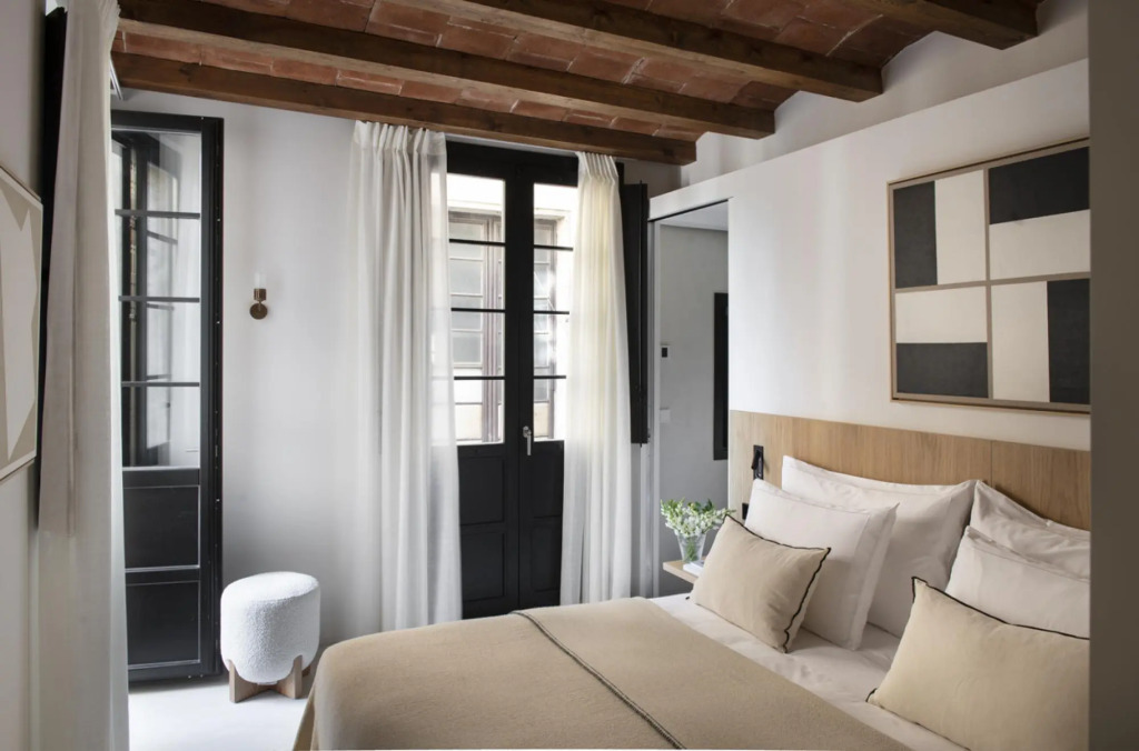 High standing apartments in El Gótico with 3 bedrooms and 2 bathrooms, all of them en suite.