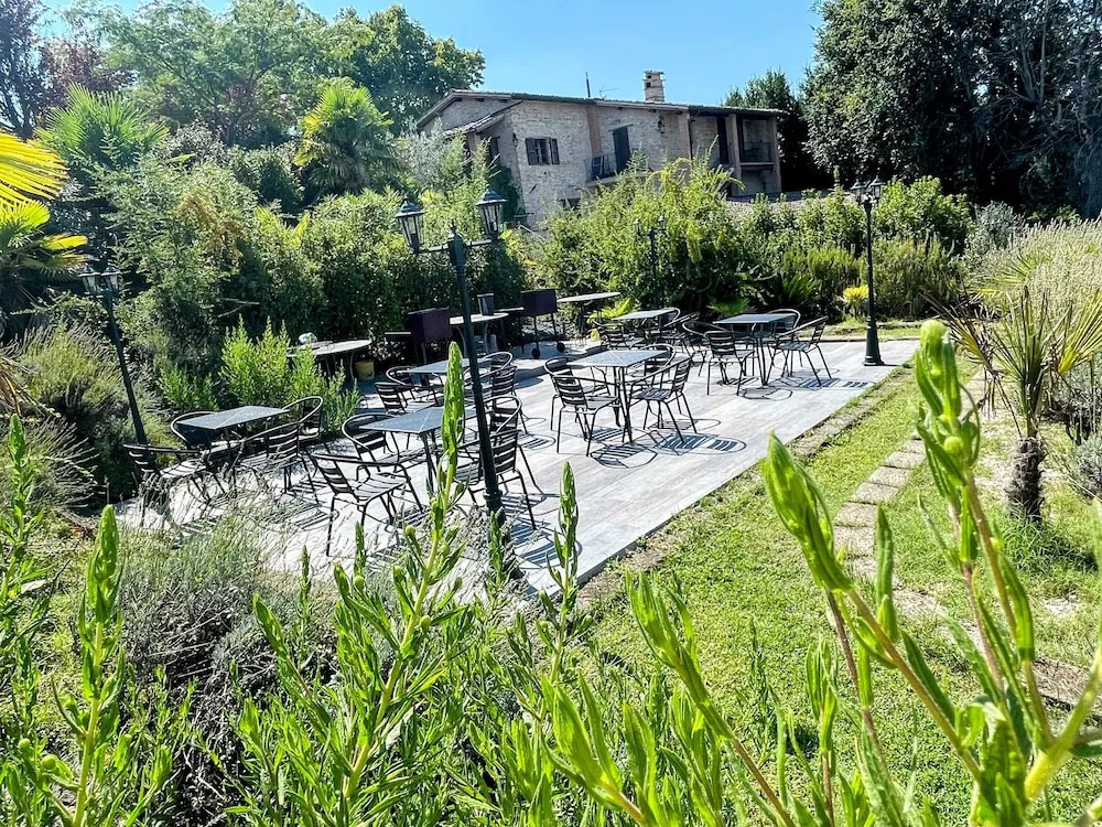 Apt 6 - Enjoy a Relaxing Time in a Romantic Setting, 0.7 Kms/spoleto Centre