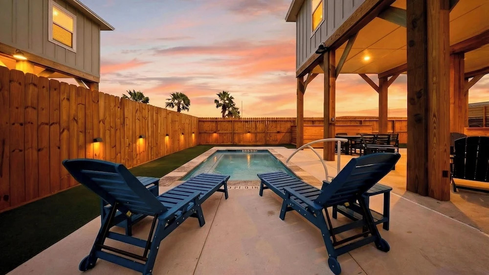 Yahwaves by Avantstay Private Pool + Putting Green + Firepit + Minutes to Mustang Island Beach
