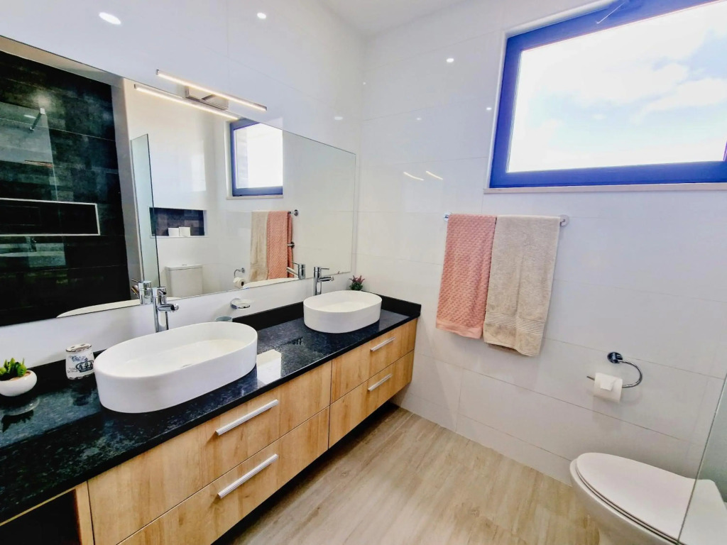 Apartamento encantador com piscina e vista mar