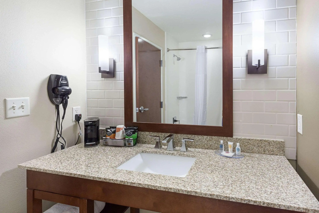 Pennant Hotel & Suites