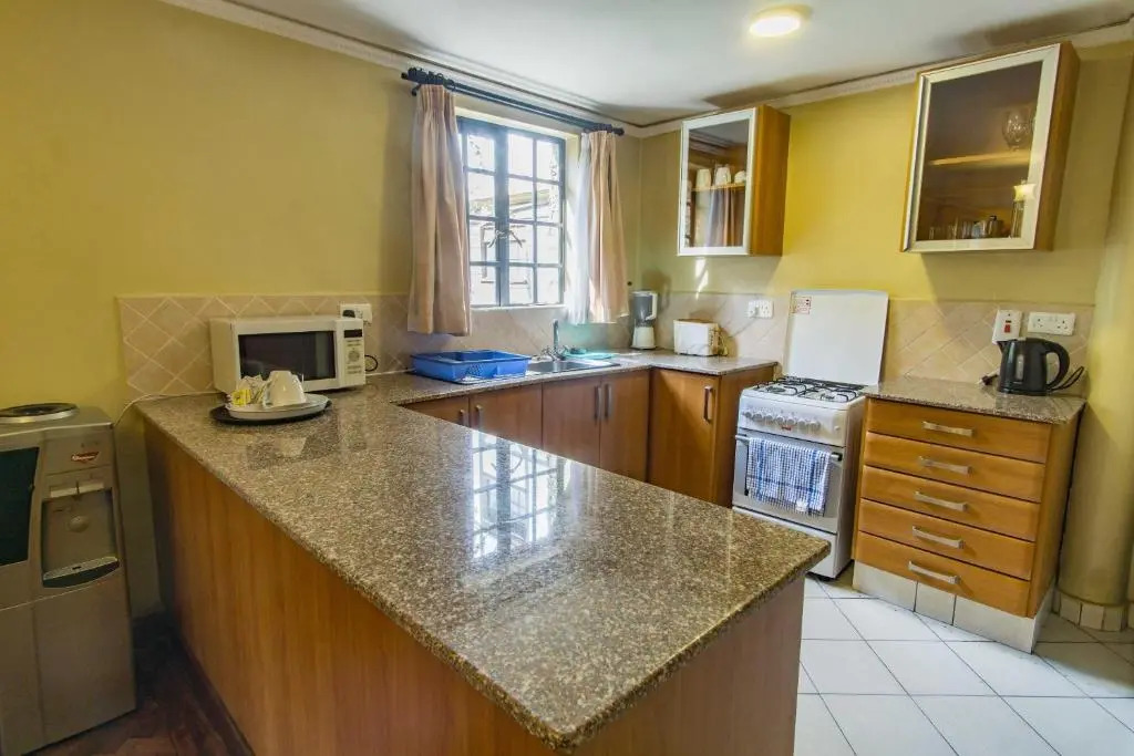 Peaceful, Spacious, Open-plan 2br apartment set in mature garden
