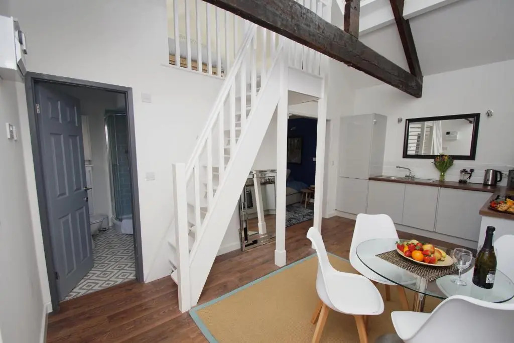 Air Host and Stay - Apartment 1 Broadhurst Court sleeps 4 minutes from town centre