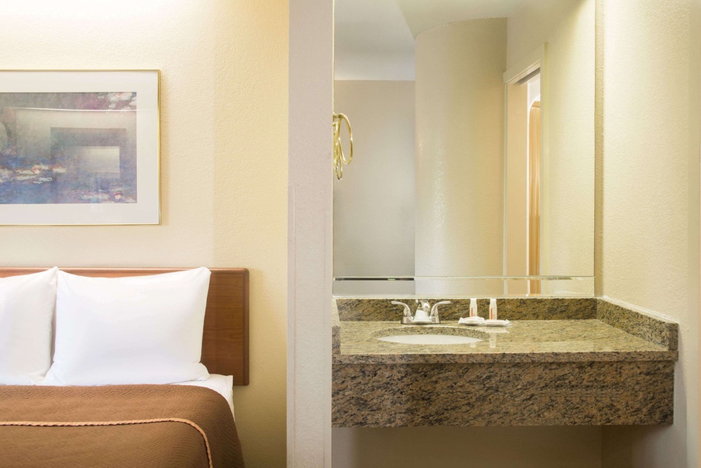 Travelodge by Wyndham Fort Myers Airport