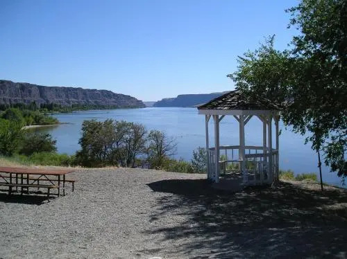 Crescent Bar Camping Resort Studio Cabin 3