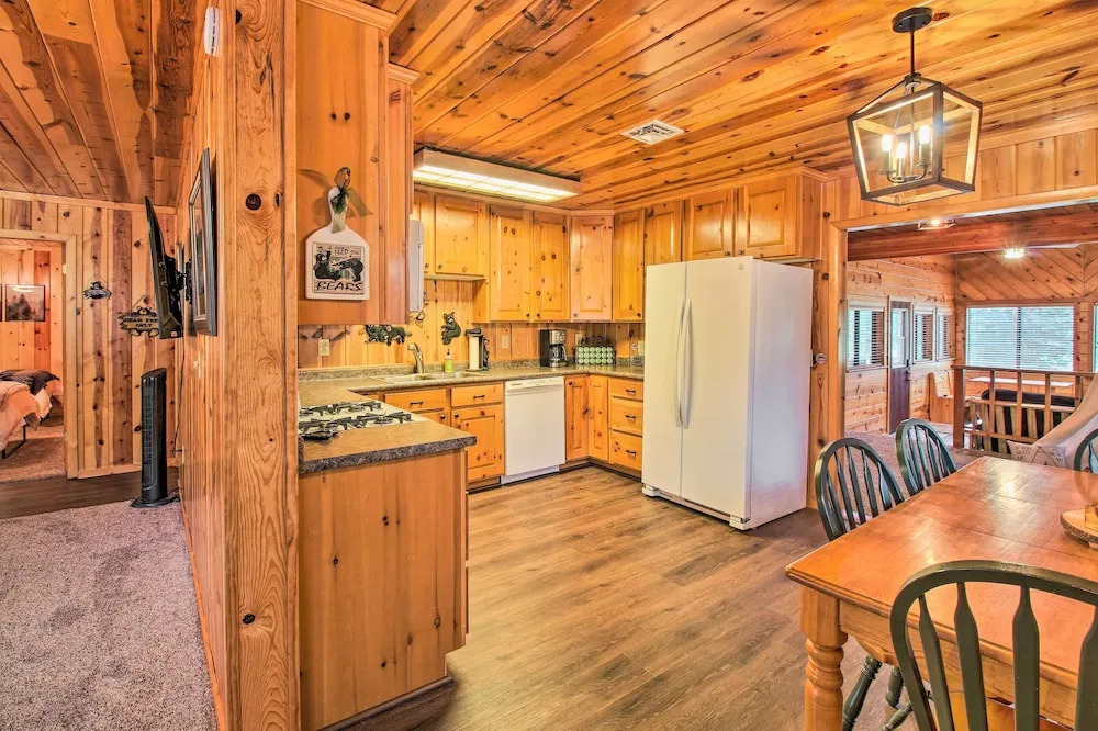 Bring a Pet: Pinetop Cabin w/ Game Room!