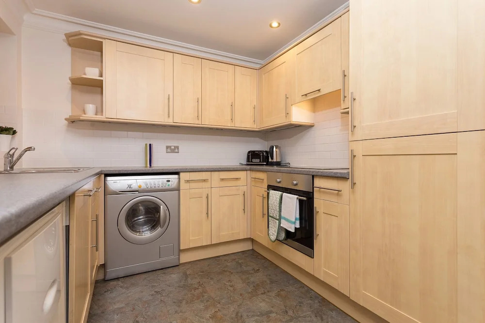 2 Bedroom Flat by Battersea Park