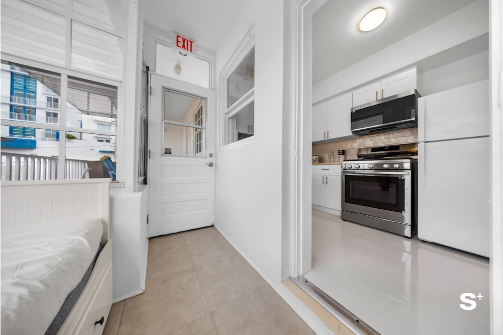 Spacious 1BD Beachside Apt -Free Parking