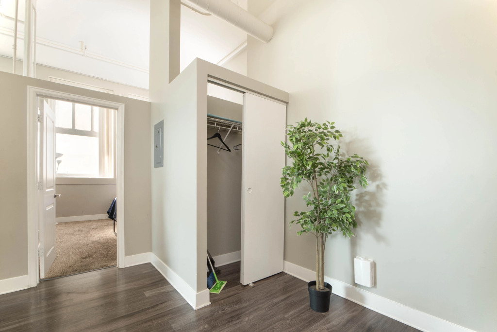 Loft Style Apt with Fast Wifi and Gym!