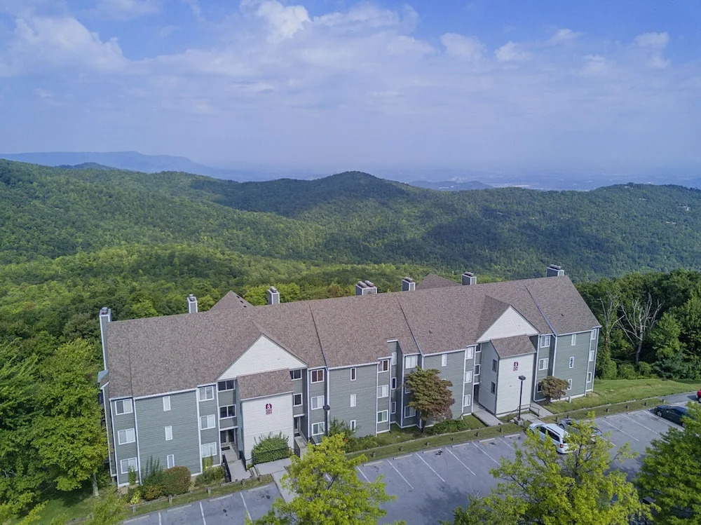 Summit Condo #5302 by Heritage Cabin Rentals