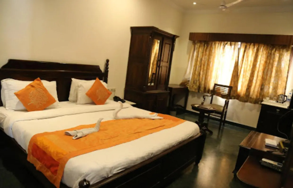Hotel Devansh with garden and rooftop bar