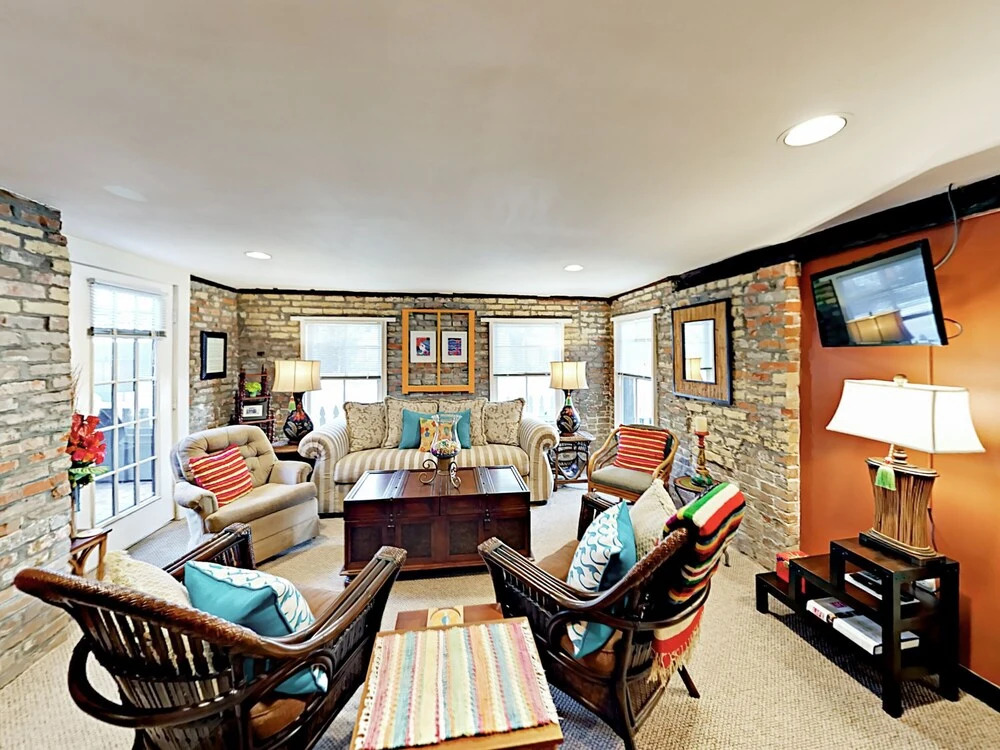 Upscale Unit in Historical - 1 Br Home