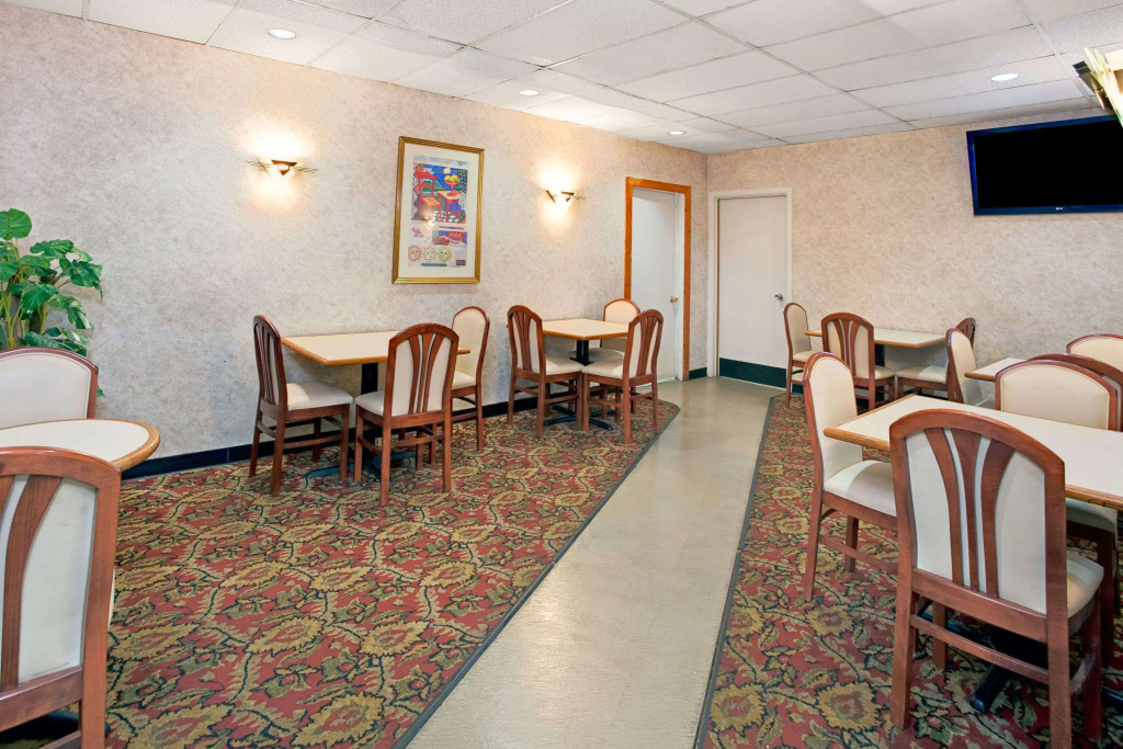 Days Inn by Wyndham Livonia Canton Detroit