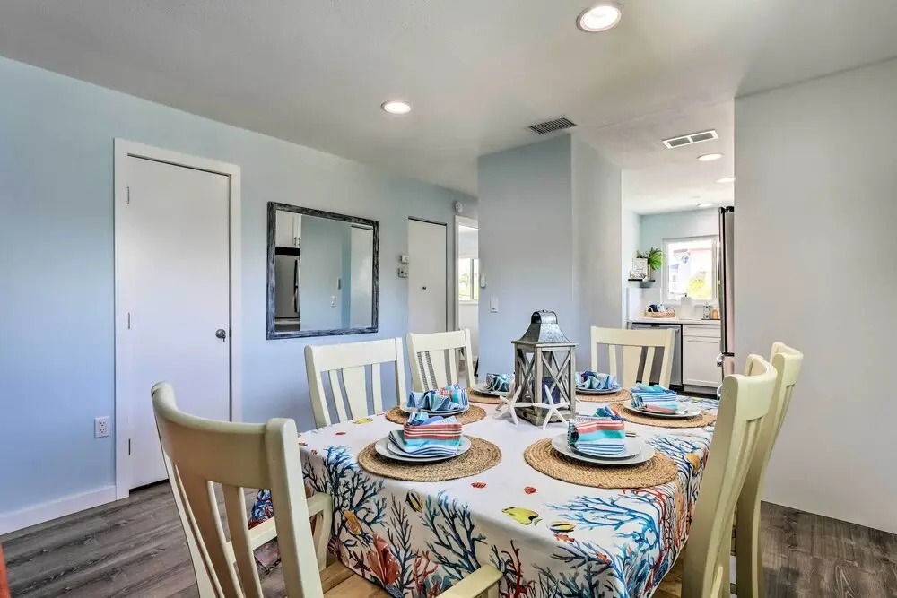 Holmes Beach Retreat: Walk to Beach & Dining!