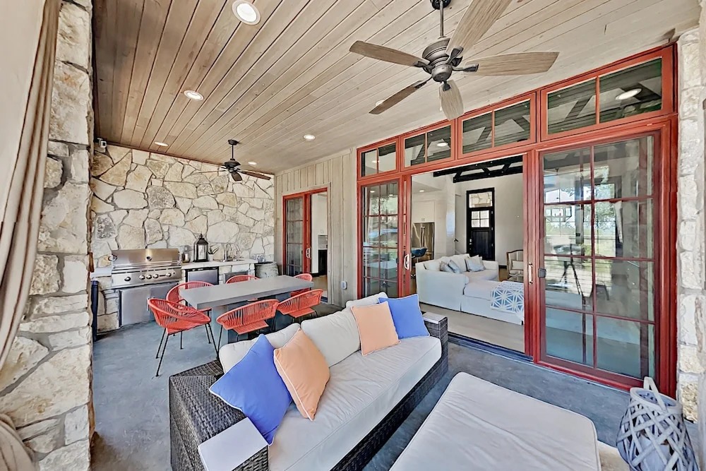 Luxury W/ Private Hot Tub & Outdoor Kitchen 3 Bedroom Home
