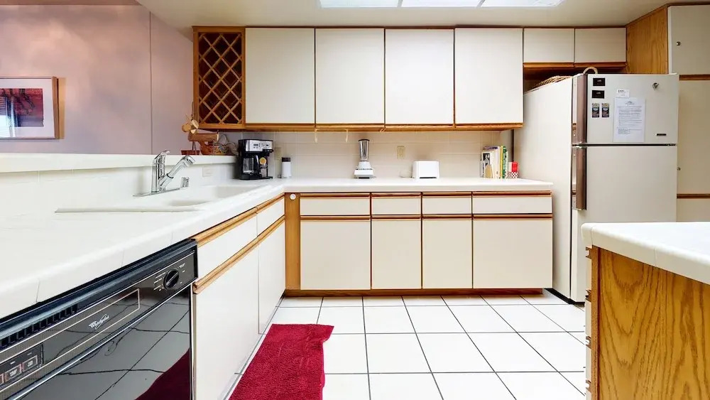 Bridges 105 Pet-Friendly. Ski-in Ski-out Condo with Beautiful Mountain Views and Private Washer Dryer by RedAwning
