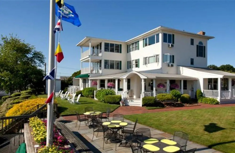Inn at Harbor Hill Marina