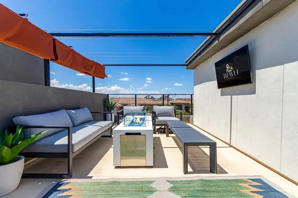 Papago Lux Townhouse 4level Oasis w Rooftop Lounge