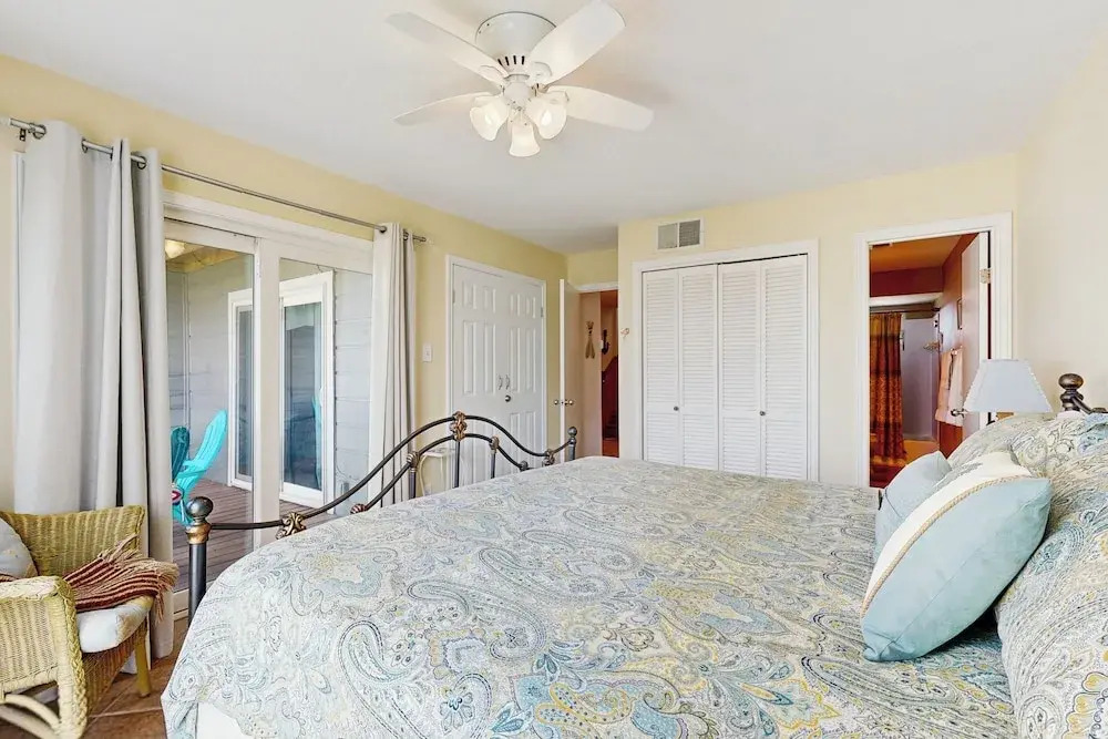 Walk to the Sand! Ocean-view Galveston Townhome