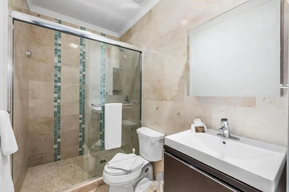 2BR 2BA Condo GYM Pool BBQ