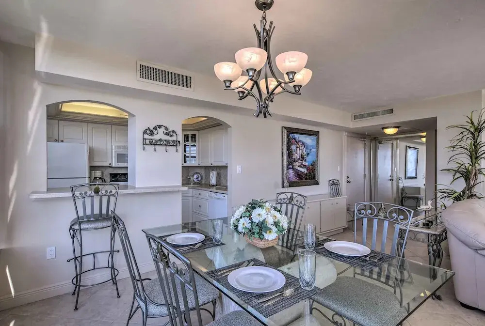 Sunny Getaway: Community Amenities, Walk to Beach!