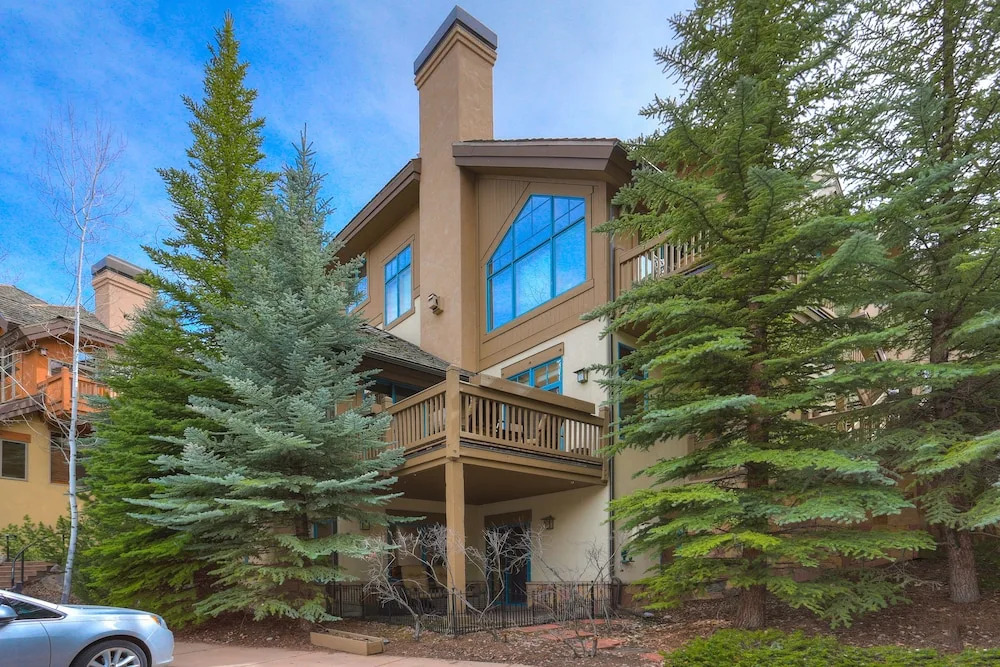 4br Plus Den Platinum Townhome, Walk To Lift 4 Bedroom Townhouse by RedAwning