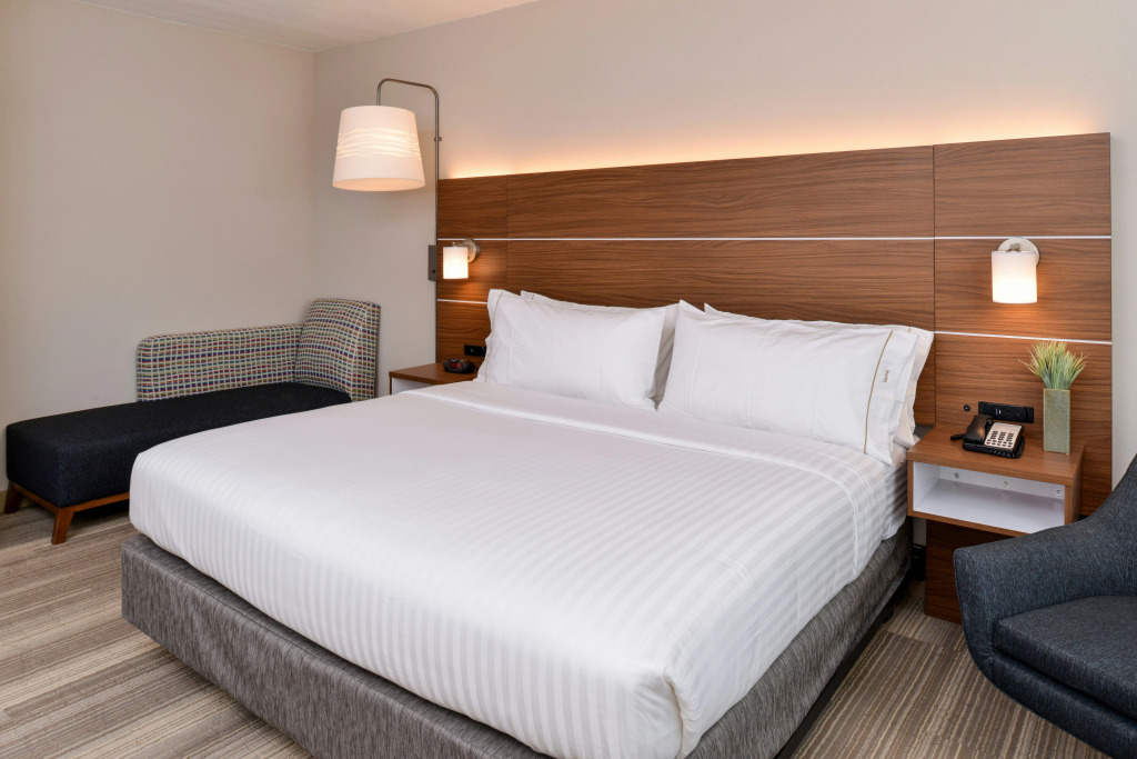 Holiday Inn Express & Suites Salem by IHG