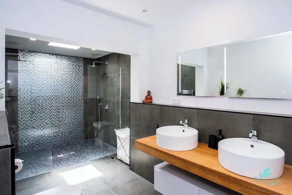 Gorgeous Newly Renovated 4-bedroom Villa!