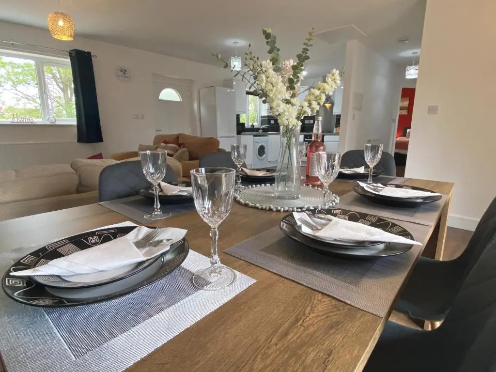Private Spacious 2 Bedroom, 2 Bathroom & 2 Parking by Srk Accommodation